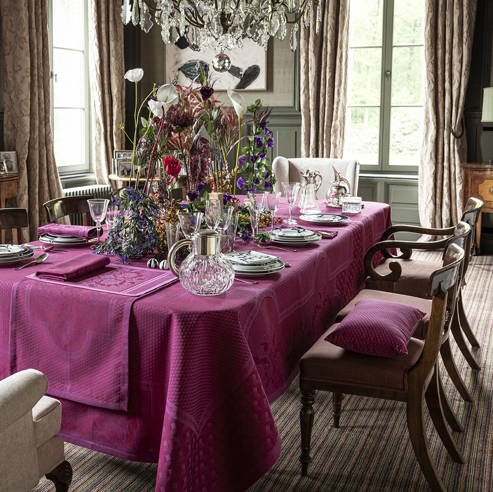 Chemin de table Palais Vénitien Pourpre Le Jacquard Français