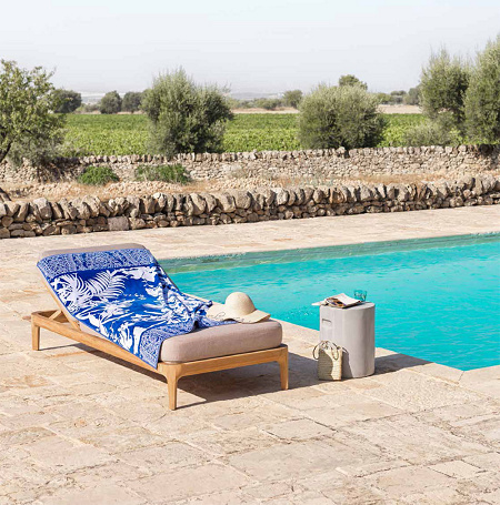 Drap de plage Ibis­cus Tattoo Bluette 90×180 cm Bassetti