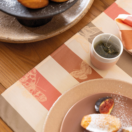 4 Sets de table Bal des Papillons Pêche 50×36 cm Le Jacquard Français