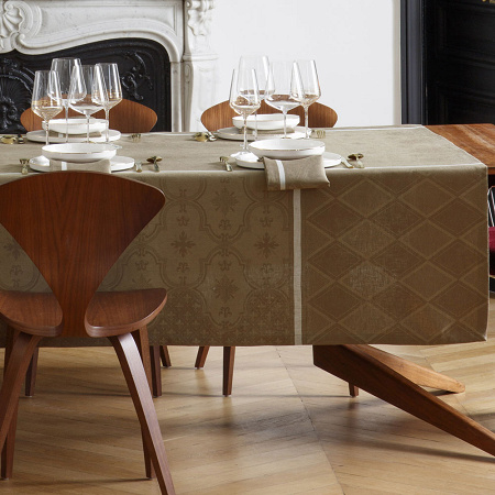 Chemin de table Armoi­ries Grège 50×150 cm Le Jacquard Français