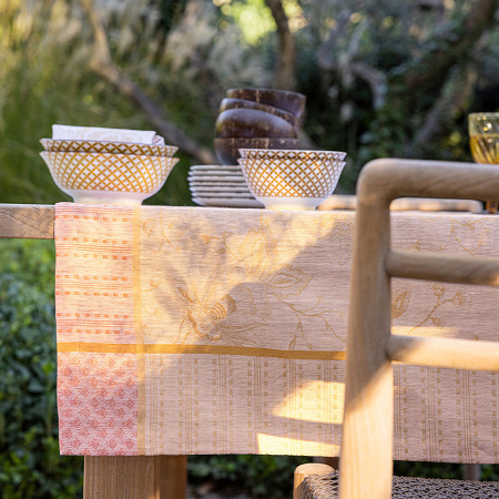 Chemin de table Eté Indien Abri­cot 50×150 cm Le Jacquard Français